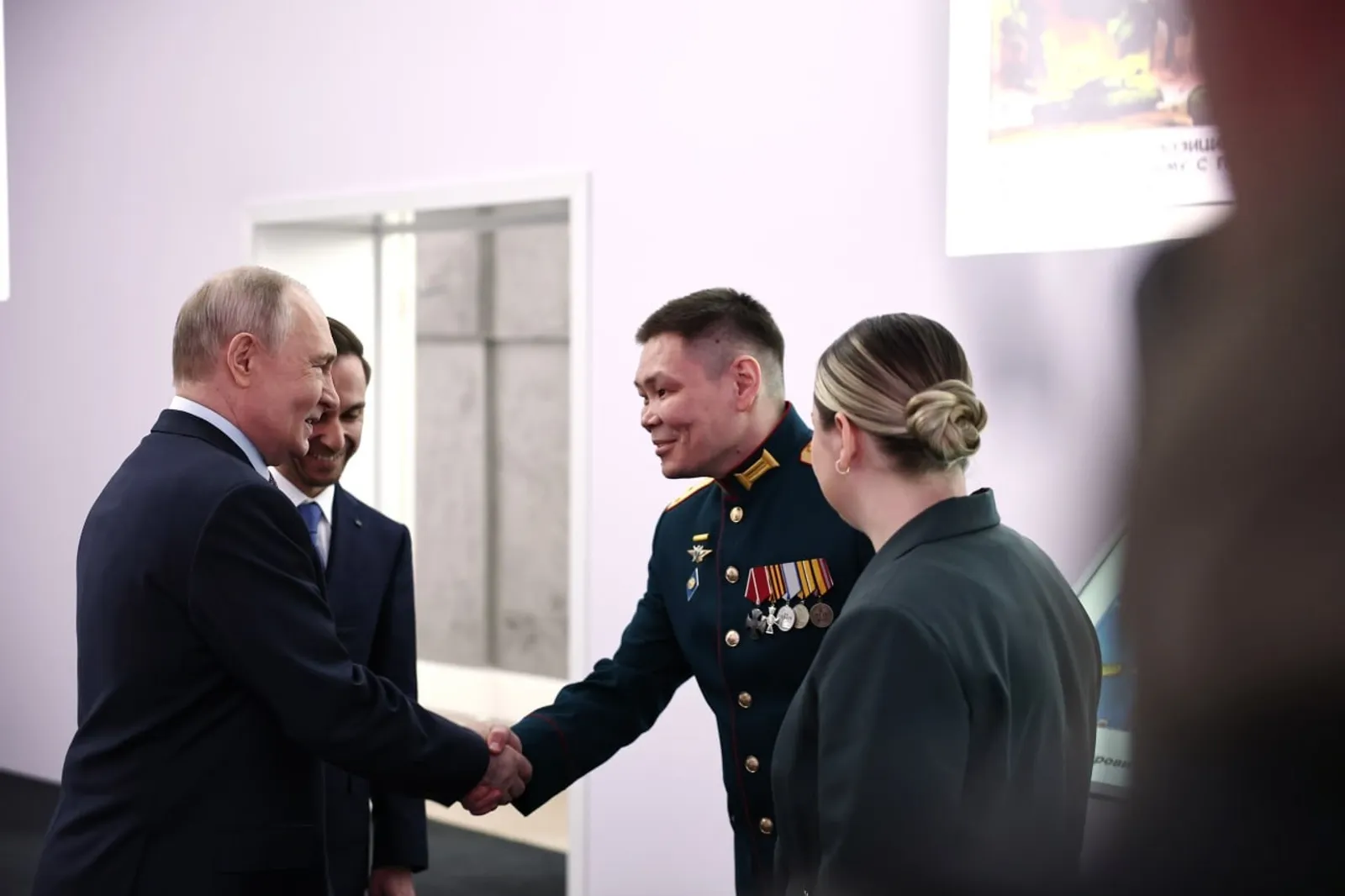Президент осмотрел мультимедийную интерактивную выставку «Знание.Герои»
