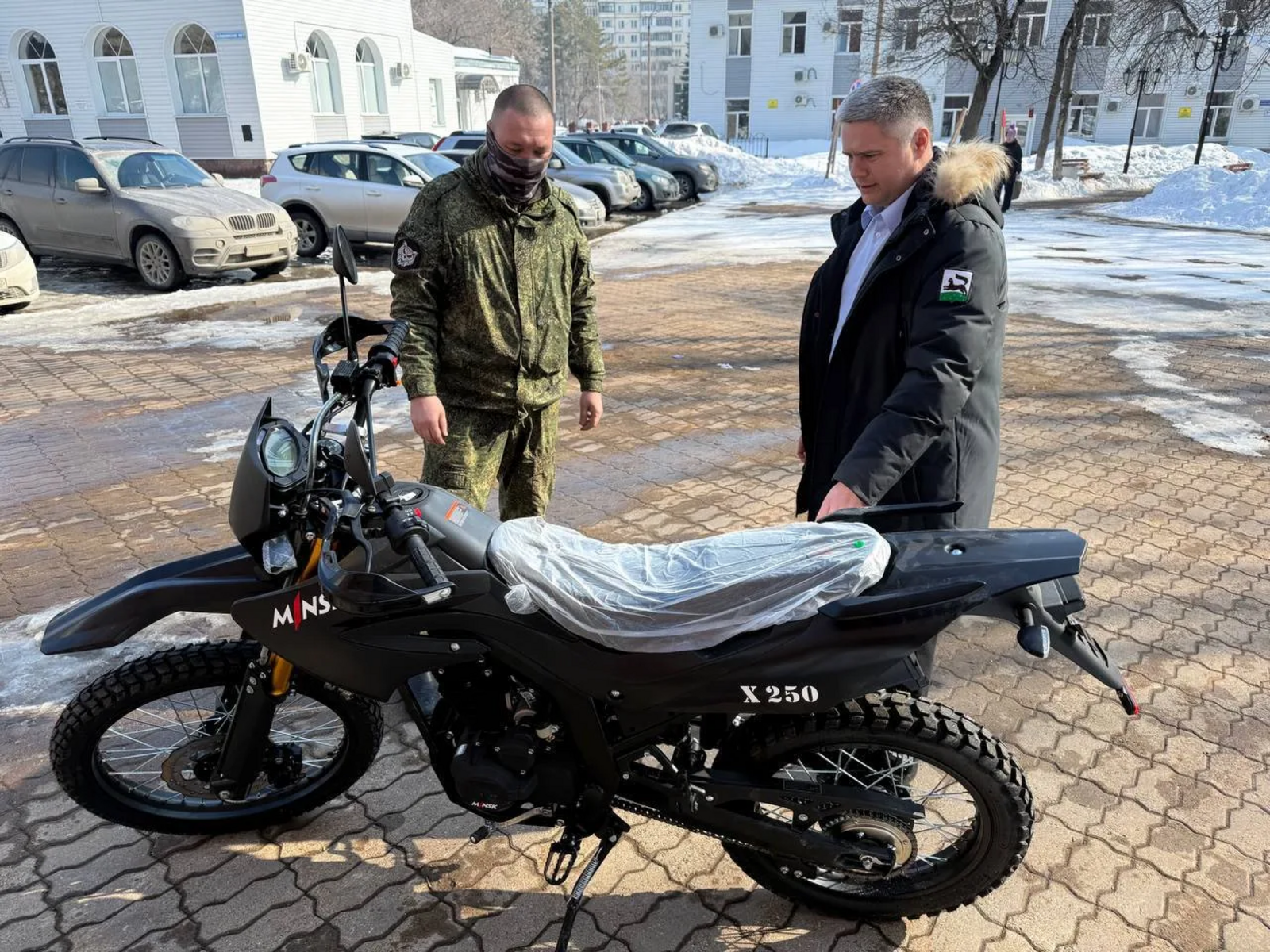 В Уфе участнику СВО передали мотоцикл и большую партию гумпомощи