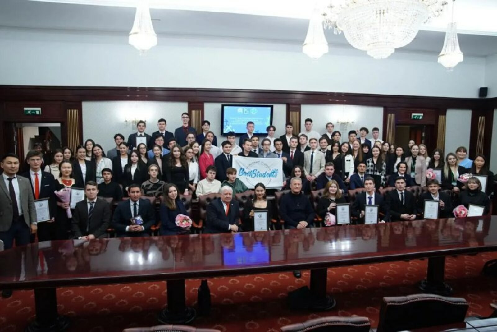 Четверо ребят проходят практику в администрации Главы республики