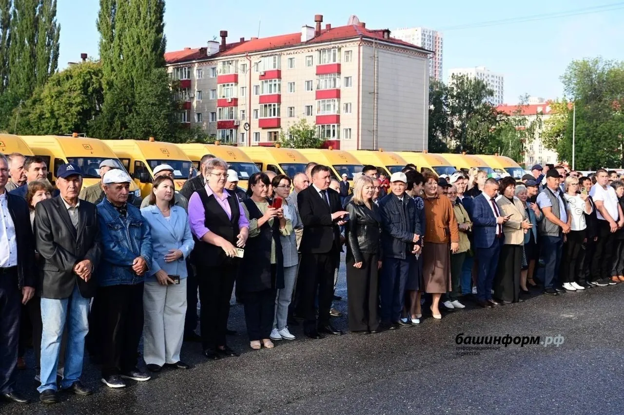 Школы Караидельского района получили новые автобусы