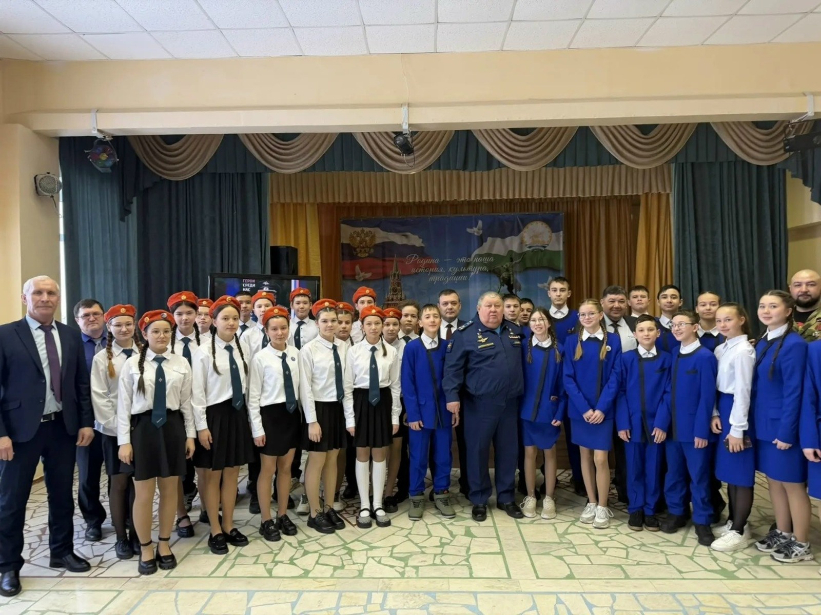 Марат Буляков Караидельский ИЦ  Директор школы сделал символический жест Герою России