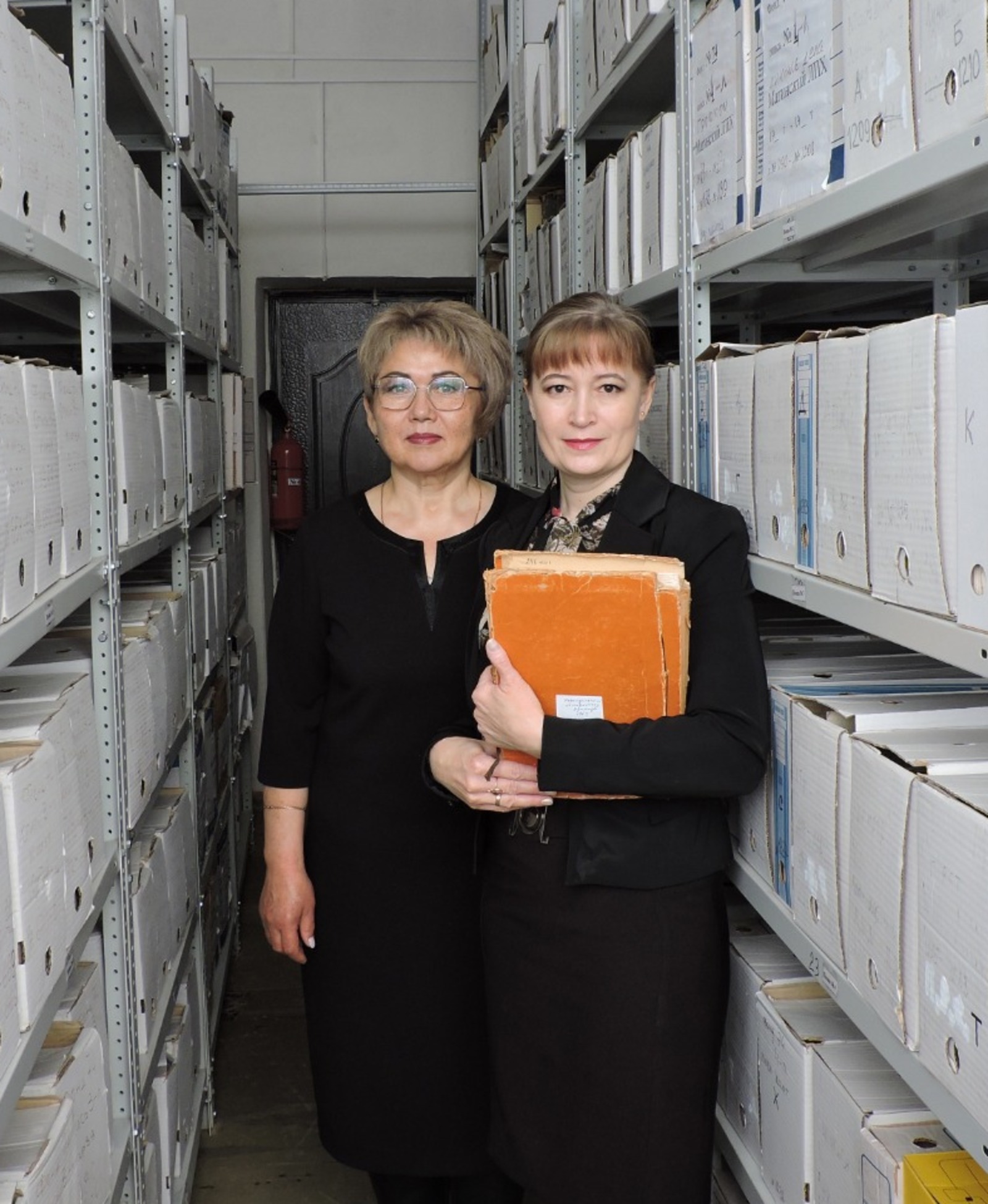 Бок о бок с Юноной Шадриной (справа) с 2019 года в секторе архива трудится Роза Ахметдинова.